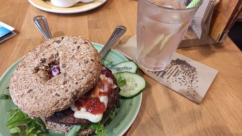 Wholewheat bagel with meatless burger pattie (€ 7,25) and pink ginger lemonade (€ 2,95) at Bagels & Beans in Leiden