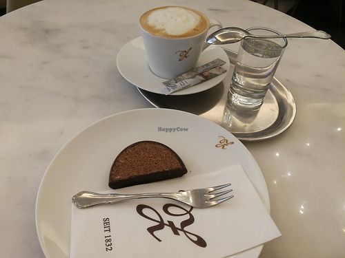 Zaunerstollen und ein Kaffee, den man in Österreich klassisch mit ein kleines Wasser serviert bekommt. at Konditorei Zauner in Bad Ischl