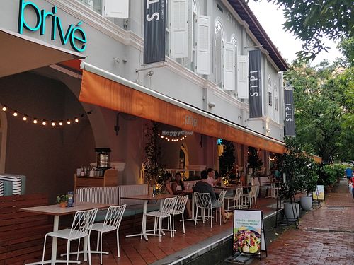 Alfresco dining at Privé - Robertson Quay in Central Singapore