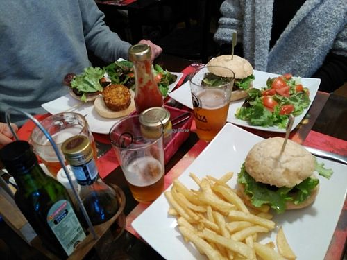 burguers: con piña y curry, de tofu y algas y la mia de tofu y champiñones (excelentes). Guarnición a elegir (yo patatitas!)  at La Vaina in Gijon