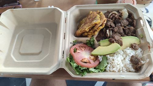 Plato mixto; falta pequeño bowl con judías y salsa, muy rico at 100% HP in San Juan