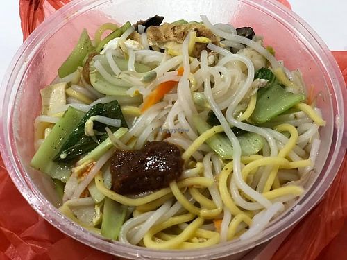 Hokkien Mee 福建面
Photo by Jeremy Chua. at Ci Xin Vegetarian 慈心素食 in Central Singapore