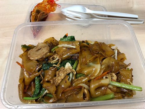 Char kway Teow with lots of wok hei at Zi Zai Vegetarian 自在齋 - Bishan in Central Singapore