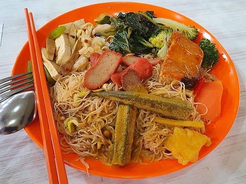 Economic bee hoon with lady fingers and vegetables. Photo by Sam Lama at Wang Wang 旺旺 - maybe closed in East Singapore