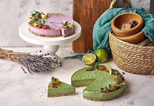 Raw cakes at Tut Ne Pekut in Moscow