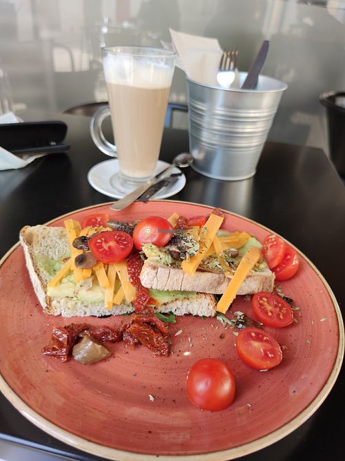 Vegan breakfast at Chelsea Coffee & Brunch in Faro
