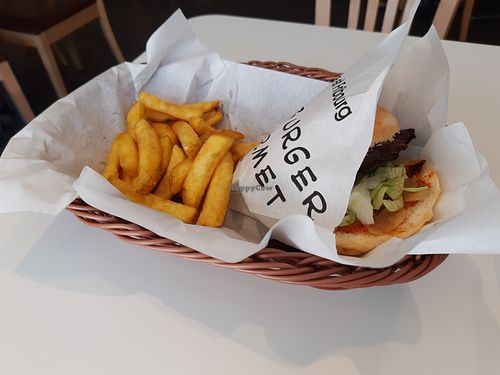 Burger with fries at FryBurger Gourmet in Fribourg