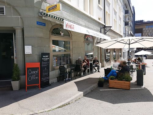 Outdoor seating at FryBurger Gourmet in Fribourg