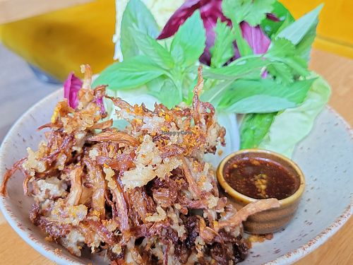 Crispy naem het at alter in East London