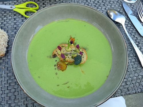Die Erbsen & Minze Gaspacho - auch dies voller Liebe angerichtet... at La Clav in Flims