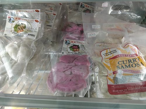 Soon kueh, rice kueh and Samosa at Long Yuan Vegetarian Frozen Food in Central Singapore