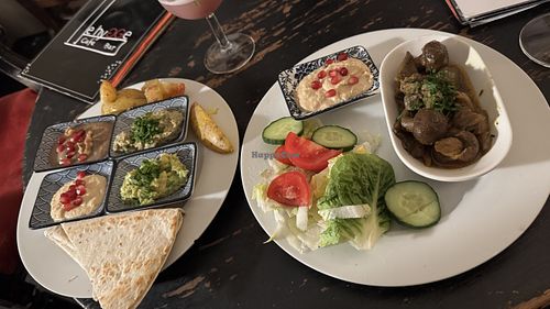 Starters - 4 dip & mushrooms 🍄   at Café le Hygge in Munich