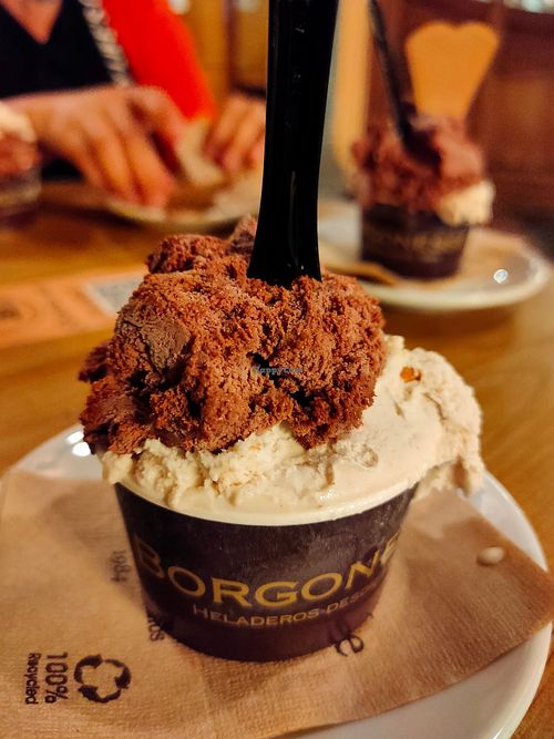 Tarrina de chocolate vegano y leche merengada vegana (bebida de soja) at Borgonesse in Alicante