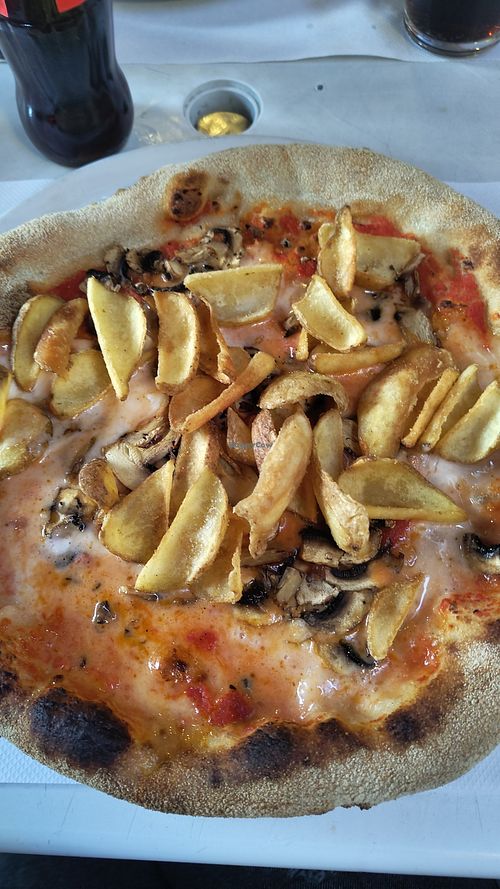 La Vegana, formaggio veg, pomodoro, funghi e patatine fritte at Il Mortaio di Sam e Simo in Genoa