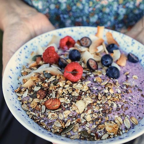 Breakfast granola and vegan yoghurt bowl at Café Com Calma in Lisbon