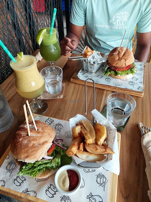 Vegan burgers, delicious lemonades at El Chante Verde in La Fortuna