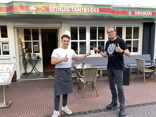 The sticker for vegan options at Eethuis Tante Loes in Veghel