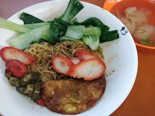Wanton noodles with wanton soup at Jin Xin 静心素食 in Central Singapore