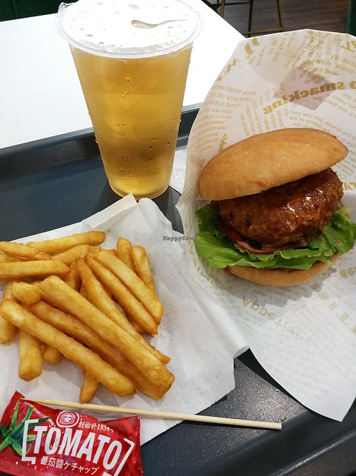 veggie burger with fries and apple juice at Sushiner 蔬饗樂 in Taipei