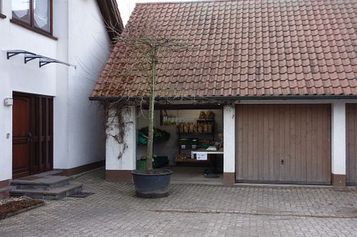 This is where to find the garage at Möhre ohne Mist in Kandel