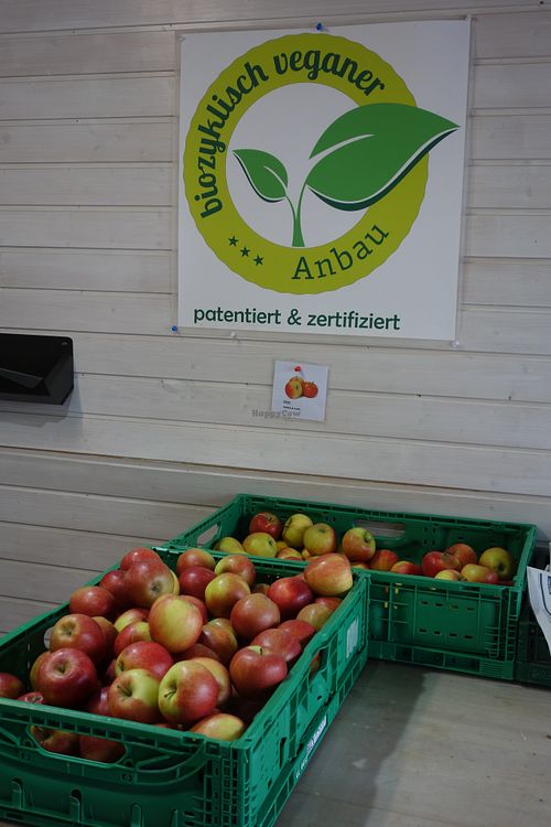 Local veganic apples and their certificate at Möhre ohne Mist in Kandel