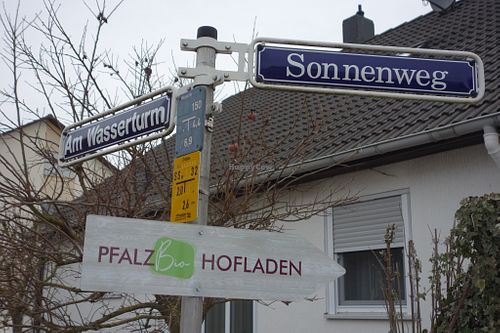 It´s well sign-posted. at Möhre ohne Mist in Kandel