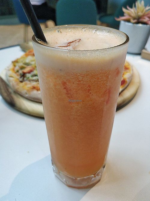 Singapore sling at Green Common 绿客门 in Central Singapore