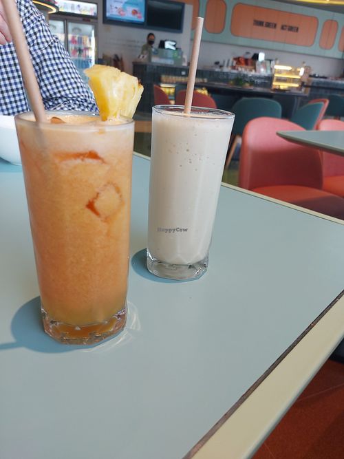 Singapore Slinger and Pineapple Coconut Smoothie at Green Common 绿客门 in Central Singapore
