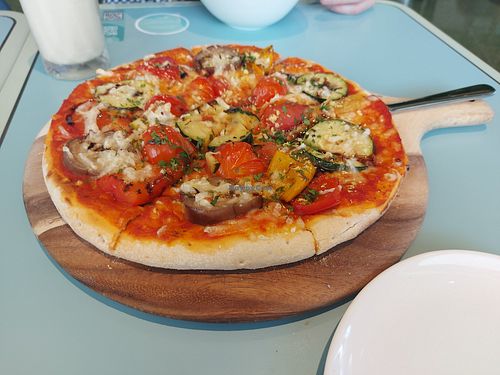 Veggie pizza at Green Common 绿客门 in Central Singapore