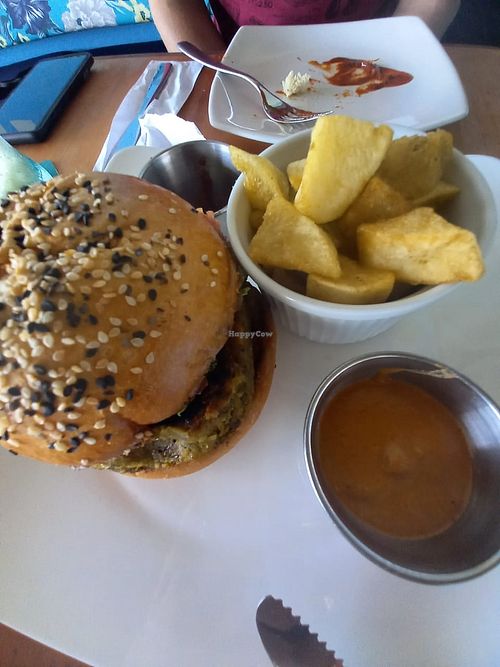 lentil burger at Caffe Lunatico in Cartagena