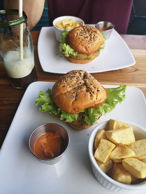 Vegan lentil burger with potatoes and homemade ice tea at Caffe Lunatico in Cartagena