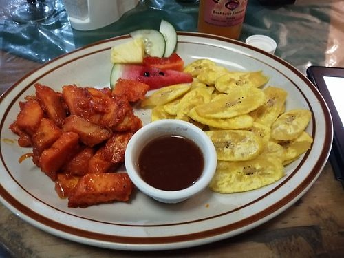 Brotfrucht-Jerk mit Bananenchips at Jammin Comunidad Vegana in Puerto Viejo De Talamanca