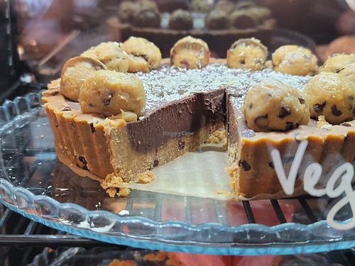 Vegan and gluten-free cookie dough tart topped with white chocolate at We Love Coffee in Leuven