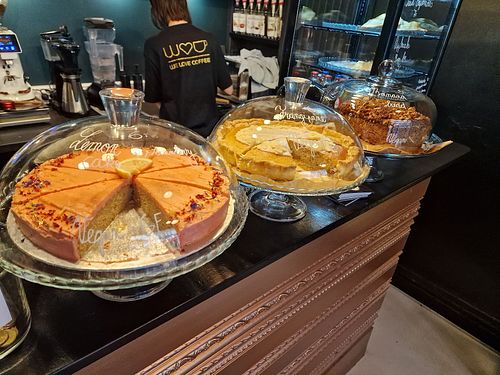 Gluten free vegan lemon strawberry cake, vegan frangipanetaart, vegan banana bread at We Love Coffee in Leuven