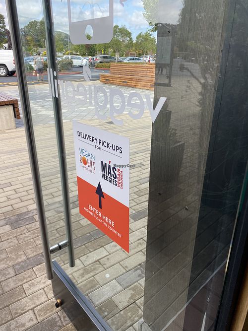 Clear signage on door regarding orders/pick-up  at Más Veggies Taqueria in Corte Madera