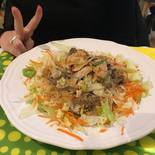 fideos de arroz con filetes de soja y verduras at Loving Hut in Madrid