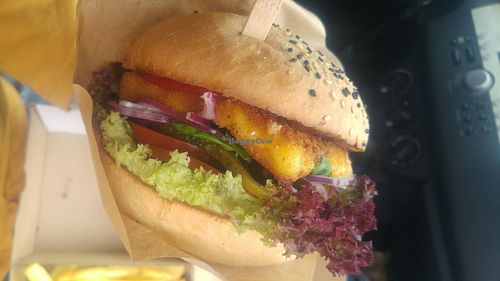 Burger s vyprazanym syrom at Vegánsky Gazda in Trencin