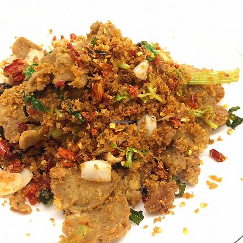 Deep-fried vegetarian chicken sautéed with crispy garlic and chili at Ah Sin Vegetarian in Kowloon