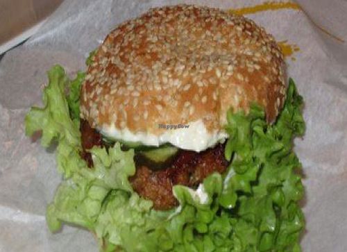 Classic burger at Loving Hut - Fredenborgsveien in Oslo