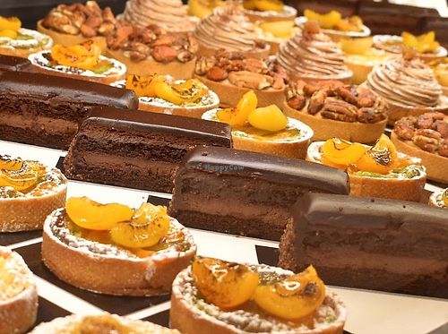 
Recipes for breads made from organic flours, artisanal pastries, pastries, sandwiches and seasonal salads... of course always in 100% vegetable and 100% gourmet versions!
 at Land & Monkeys - Pernety in Paris