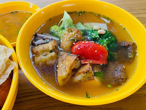 Yong tau foo soup at Say Green 绿素 in East Singapore