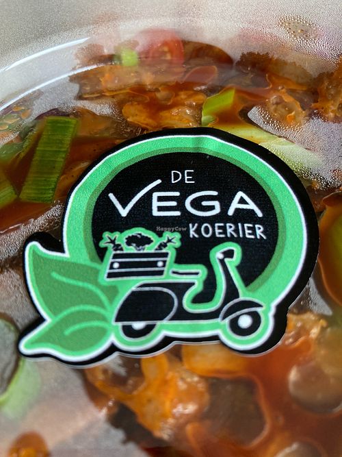 Salade met logo at De Vegakoerier in Castricum