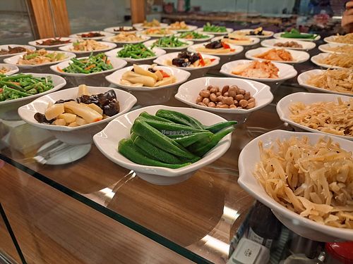 Cold dishes in cabinet at Huì Lái SùShí 慧萊素食 in Hualien