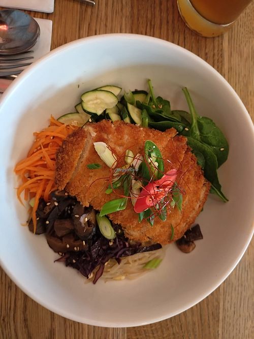 Bowl mit vegan chicken, gab auch miso.suppe dazu und mehrere Soßen zur Auswahl  at Kini in Hamburg