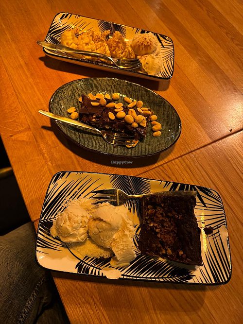 Nachtisch muss sein: Unten: Brownie mit Eis, Mitte: Snickers-Riegel, oben: Appel Gyoza mit Eis  at WIT-LOF in Den Burg