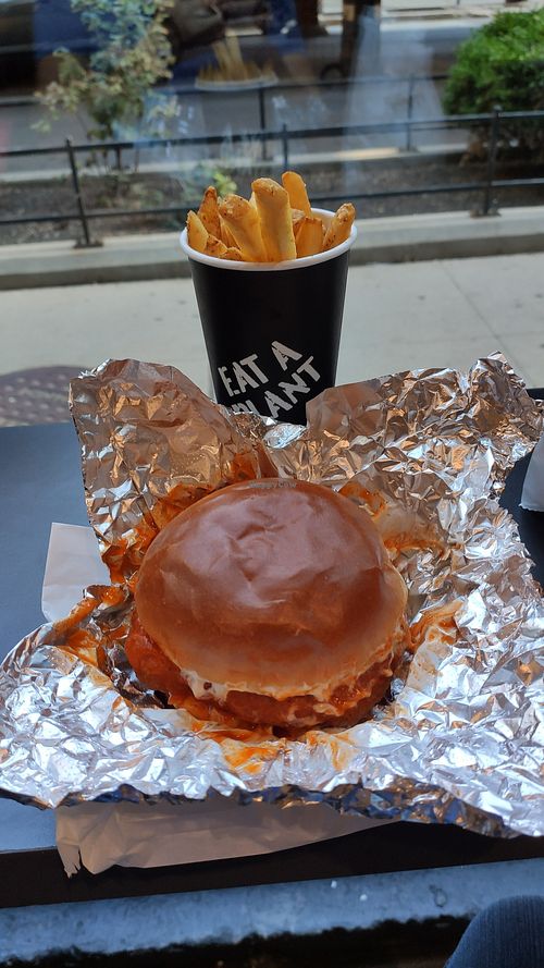 hamburguesa simulando pollo at Stand-Up Burgers - Wells in Chicago