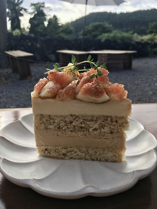 Fig cake with vegan milk tea flavoured cream and gluten-free vanilla sponge   at Pengohoda - 펜고호다 in Jeju