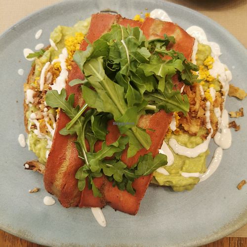 Avocado toast with scrambled Tofu and bacon at Faire Brunch & Drinks in Barcelona