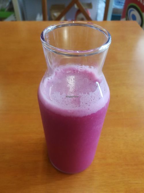 fresh dragonfruit juice at ChūnTiān Qīng Shí 春天輕食 in Hualien