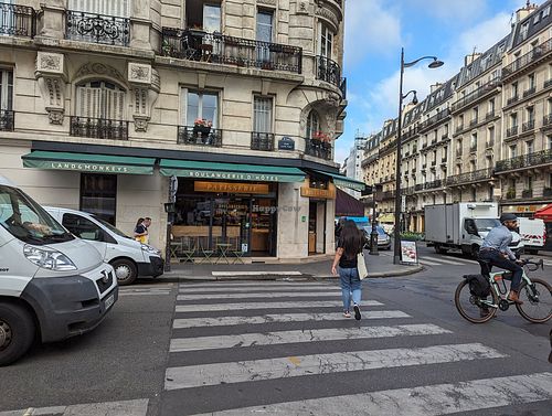 Außenansicht des Cafés at Land & Monkeys - Roquette in Paris